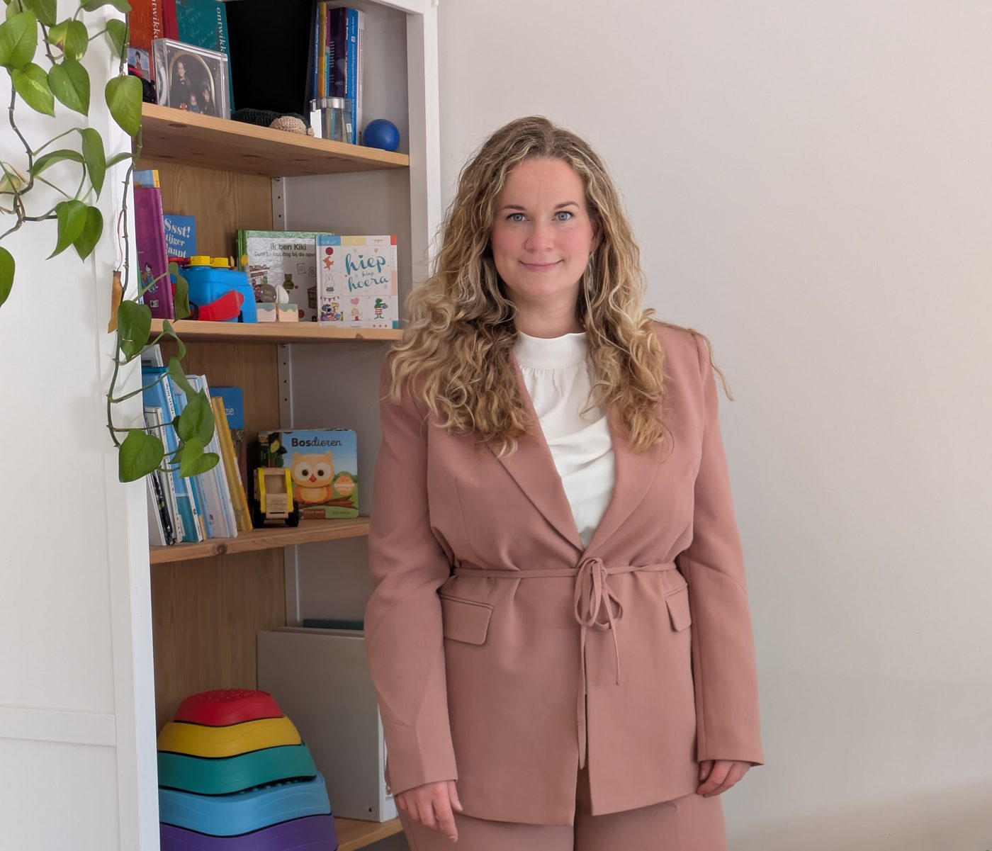 Cheralee in de opvangruimte van Cher's Kids, naast de boekenkast