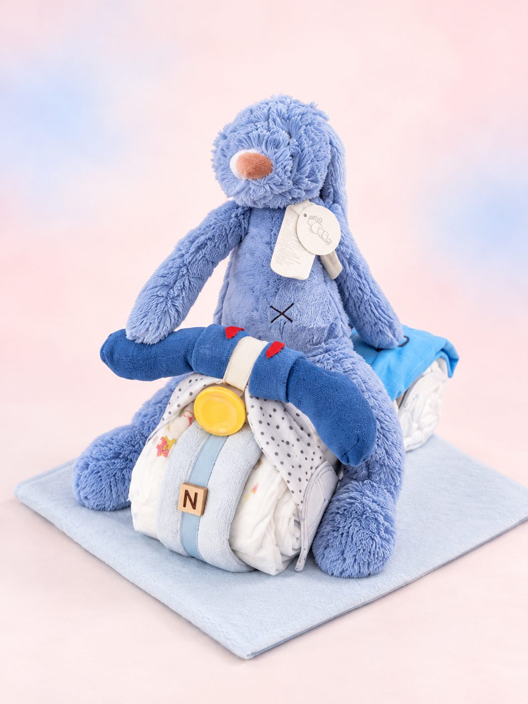 Een luiermotor met een blauw konijn als bestuurder