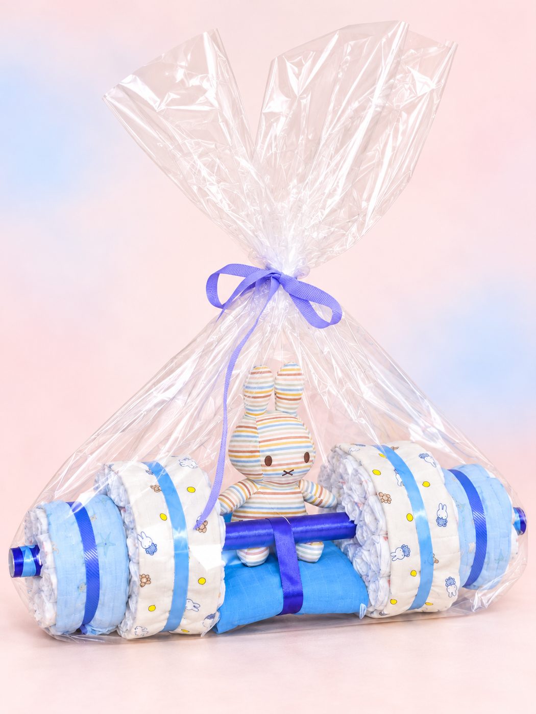 De luierhalter ingepakt in cellofaan met een blauw lint