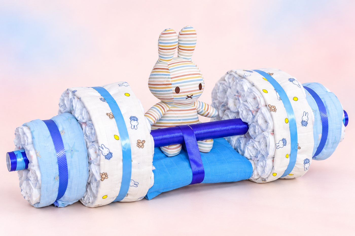 Een luierhalter in blauw met een nijntje bovenop