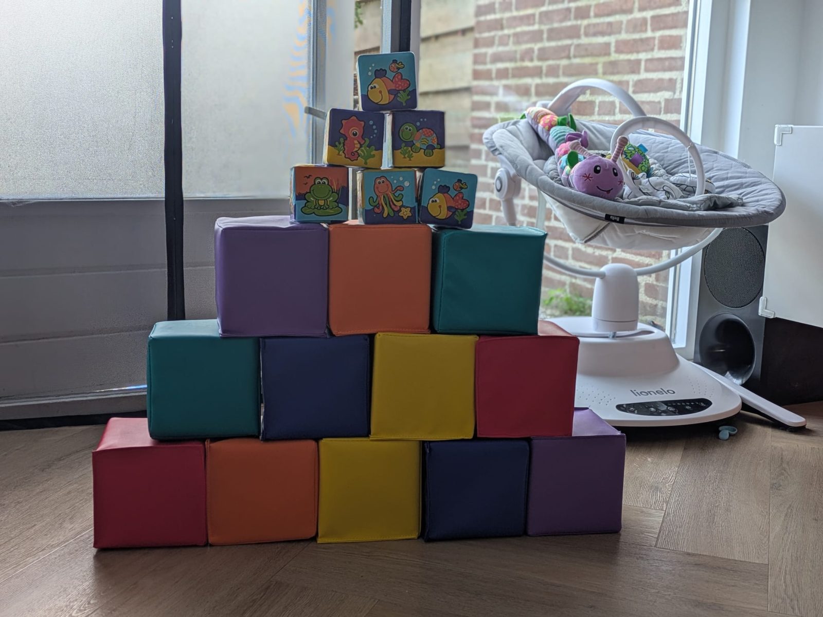 Een toren van grote zachte blokken