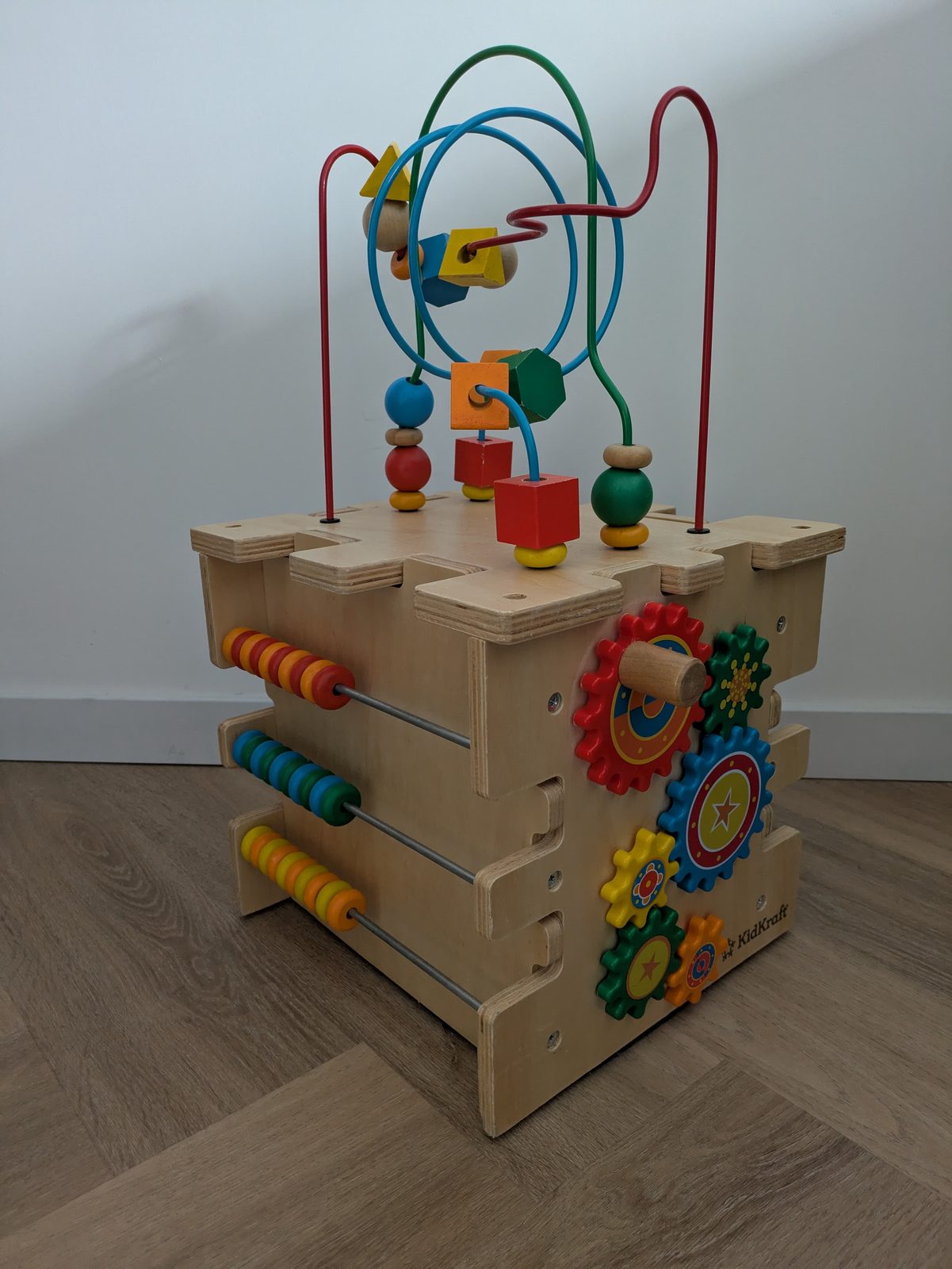 Een houten activiteitenkubus