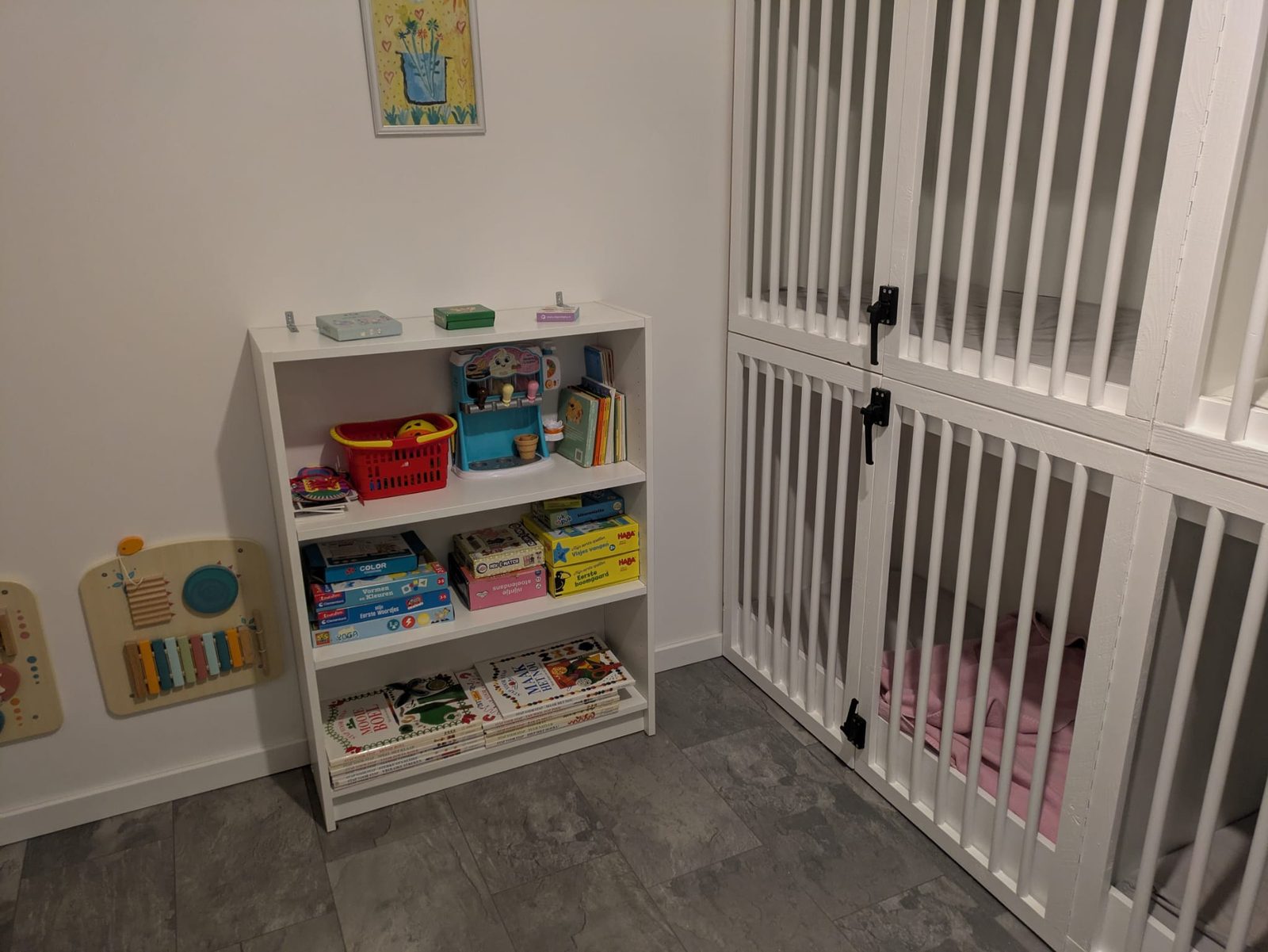 De slaapkamer met ledikantjes en een kast