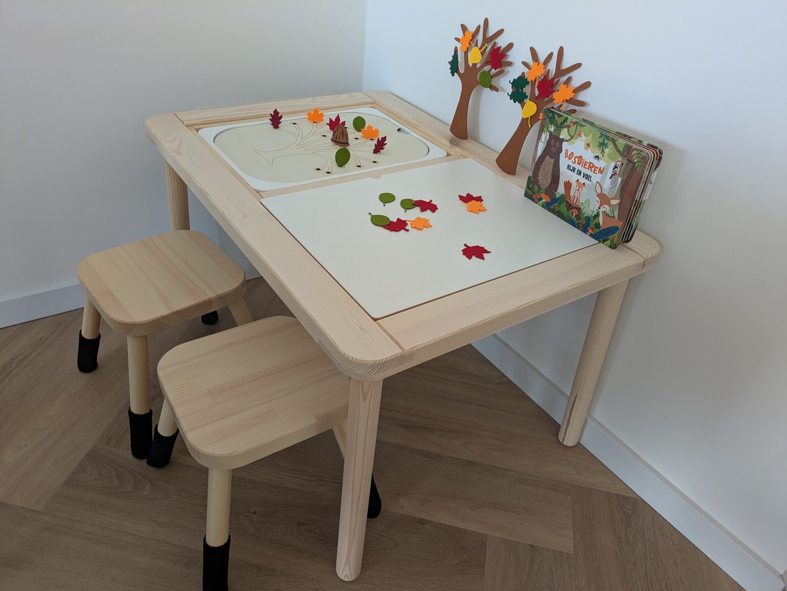 Een lage speeltafel met krukjes