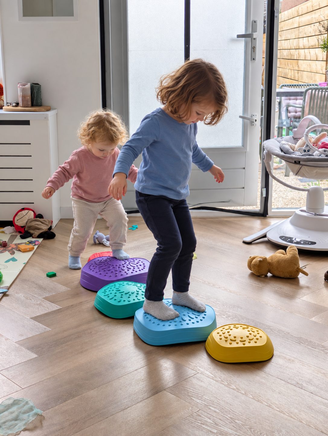 Twee kinderen balanceren op gekleurde stapstenen